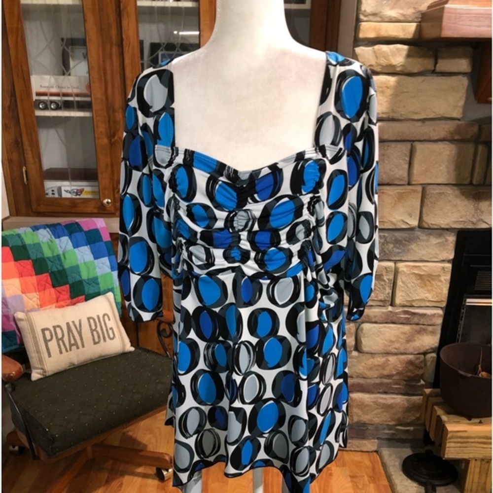 DRESS BARN SIZE 2X MULTICOLORED ABSTRACT POLKA DOT HALF SLEEVE RUCHED FRONT TOP